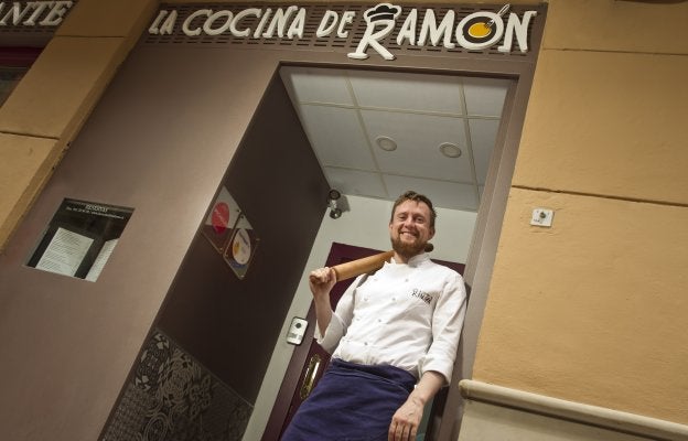 Ramón Piñeiro en la puerta de su restaurante. ::