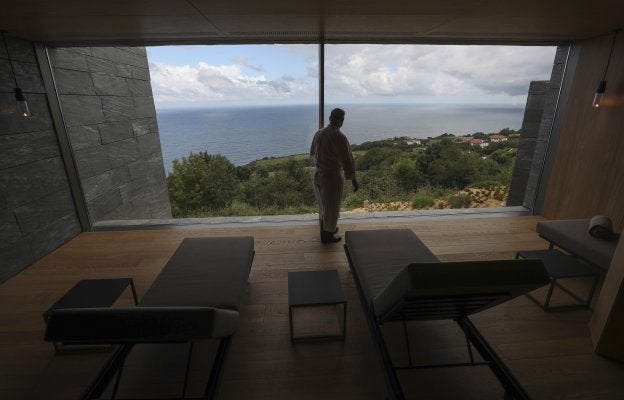 Pedro Subijana relata que ha hecho realidad su sueño de poder ofrecer una «experiencia gastronómica integral». :: Juan Herrero / EFE