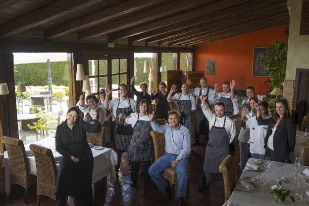 El equipo de La Vieja Bodega, con Ángel Pérez Aguilar a la cabeza, en la celebración del 20 aniversario de este restaurante de Casalarreina. :: Justo rodríguez/