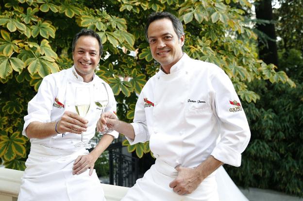 Sergio y Javier Torres, del restaurante Dos Cielos de Barcelona, conversarán con Paniego en torno al vino. :: MARISCAL/