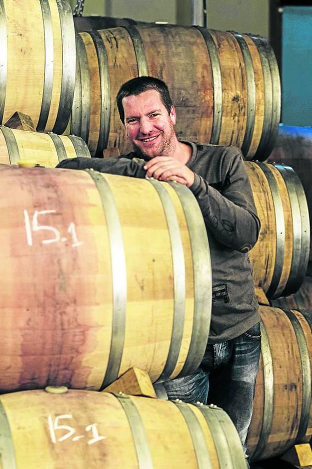 Carlos Alonso, en la nave de barricas de su bodega familiar de Ábalos/Justo Rodriguez