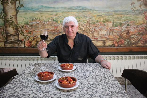 El alfareño Ángel Tarragona con su particular y evolucionada receta de guiso de bacalao. ::/Ernesto Pascual