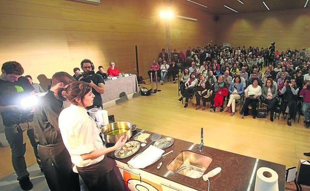 La gran final se celebrará el 24 de febrero en Riojafórum. En esta foto se ve a Lucía Grávalos, ganadora de la última edición, en un momento de la final./Juan Marín