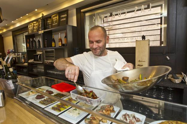 Mikel, el chef de Las Cubanas, trabajando en la barra de su restaurante. :: justo rodríguez/