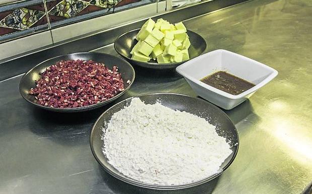 Jamón, mantequilla, harina y caldo de jamón.