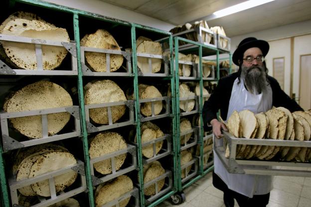 Un judío ortodoxo lleva una caja de matza. :: reuters/