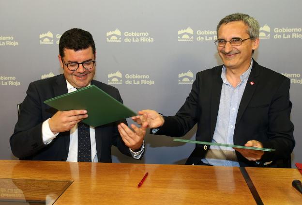 El consejero Domínguez y el rector Rubio firmaron el acuerdo. :: J.M./