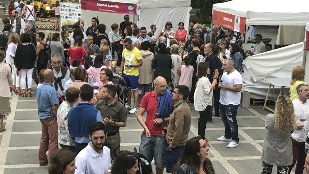 Plaza Pombo. Los santanderinos son buenos amantes del vino de Rioja, como pudo comprobarse ayer, en la octava edición del Riojano Joven y Fresco.