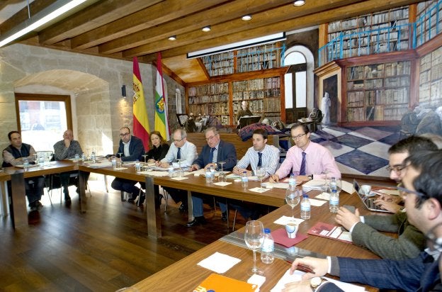 Pleno del Consejo Regulador, celebrado excepcionalmente en Haro, donde no hubo acuerdo para presentar un recurso de alzada. Herreros