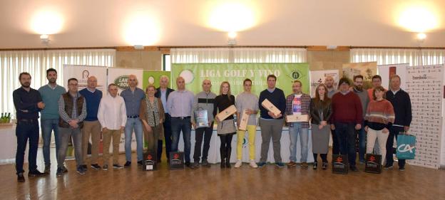 Ganadores, patrocinadores y organización posan para la foto de familia. :: MIGUEL HERREROS
/