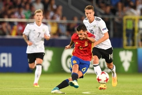 Dani Ceballos golpea el balón, en el partido de ayer. :: efe