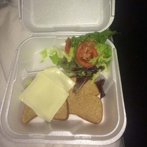 Fiasco. El Fyre Fest de William McFarland, en el centro, retuvo durante horas a los asistentes en un aeropuerto sin ventilación, les alojó en tiendas para refugiados y les sirvió un catering anunciado como de postín y que resultó ser un sandwich. De conciertos, mejor ni hablar.