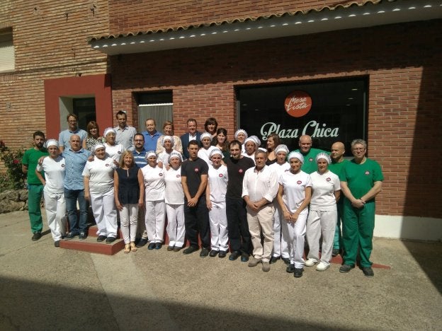 Autoridades, propietarios y empleados de Plaza Chica, durante la visita de ayer. :: s.s.j.