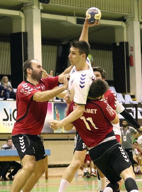 Tomislav Kusan ataca con la camiseta del RK Porec. :: Parentium