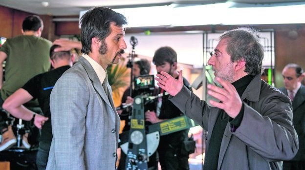 Javier Olivares da instrucciones a Hugo Silva (Pacino) en el rodaje de 'El Ministerio del Tiempo'. :: tamara arranz