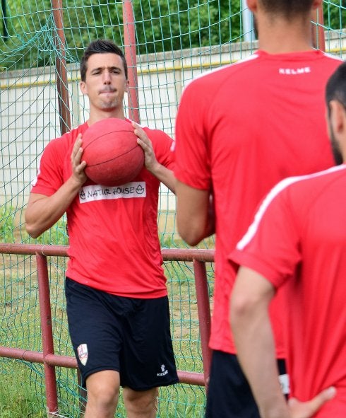 Jaime Paredes se ejercita durante un entrenamiento de la pasada temporada. :: miguel herreros