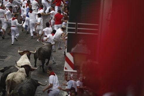 Un toro cornea en la Cuesta de Santo Domingo a un estadounidense, el herido más grave. :: efe/V. López