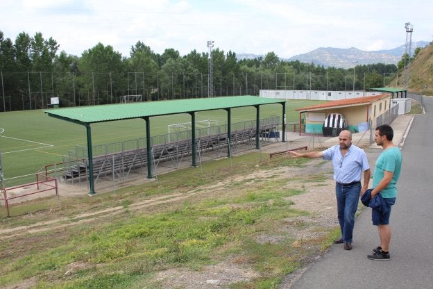 Los concejales de Haro Javier Redondo y Rubén Salazar muestran dónde se construirán los nuevos vestuarios de El Ferial. :: D.M.A.