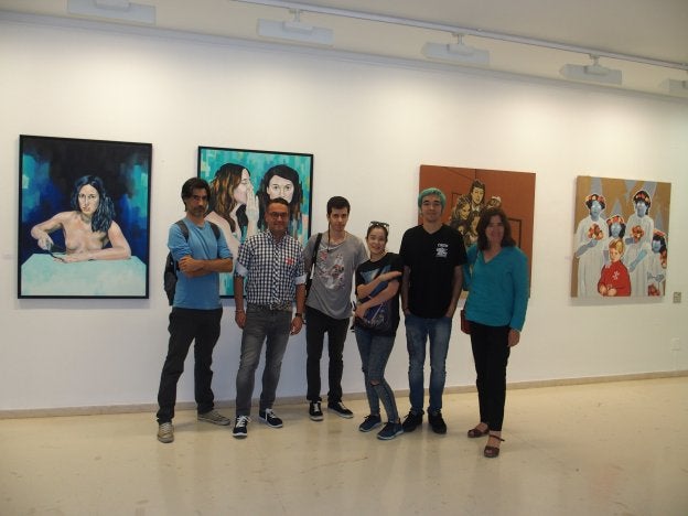 Merino y Valverde, con algunos de los artistas participantes. :: ayto.