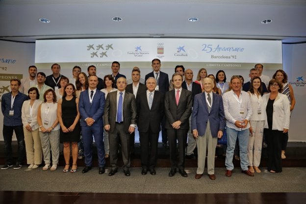 Medallistas en Barcelona'92 posan 25 años después. :: efe
