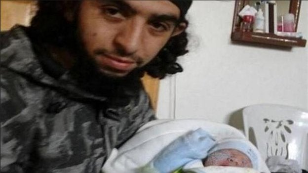 'El yihadista' Kokito' posa con su hijo, fruto de su relación con Assia Ahmed, en Siria. :: R. c.