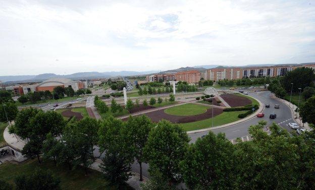 Rotonda de Chile.La glorieta, vía principal de de entrada y salida a la ciudad, es uno de los puntos negros de Logroño. En lo que llevamos de año doce personas han tenido que ser trasladadas a Urgencias del San Pedro tras verse involucradas en alguna colisión en este 'nudo'. Los expertos consideran que «está muy mal señalizada». A la izda., atasco en uno de los accesos.
