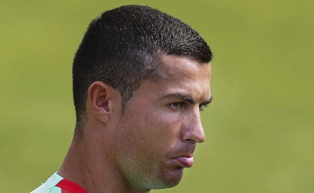 Cristiano Ronaldo, con gesto serio.
