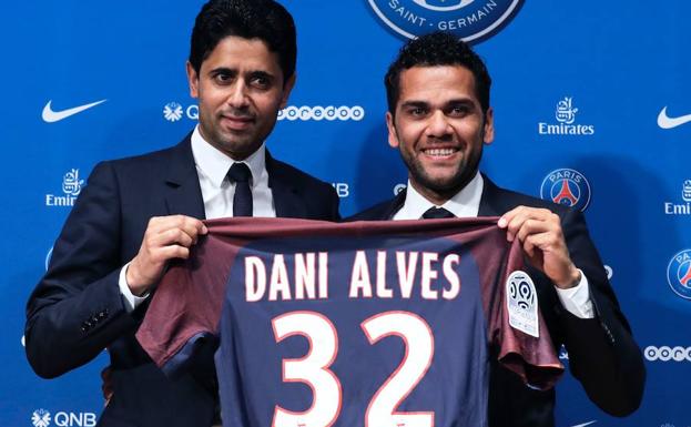 Dani Alves posa con su nueva camiseta junto al dueño del PSG.