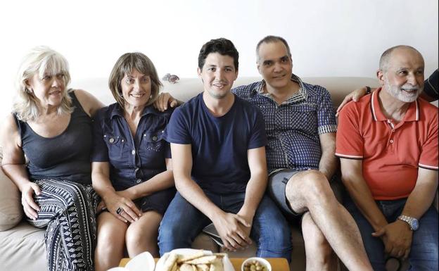 El coordinador de iniciativas públicas de Airbnb España, Sergio Vinay (centro), con varios 'anfitriones'.