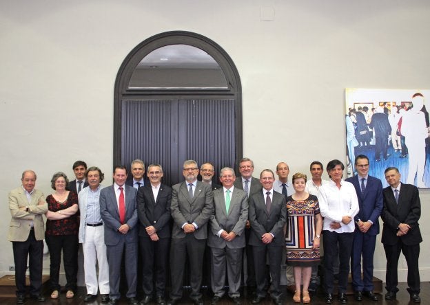Rubio y el resto de asistentes a la reunión celebrada ayer. :: l.r.