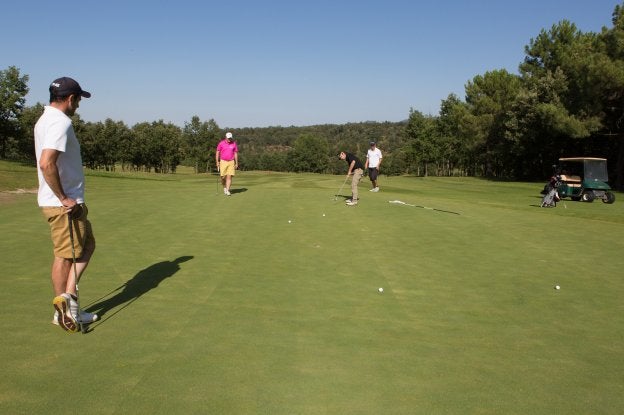 Los primeros golfistas ya pudieron estrenar ayer parte del recorrido suavizado de 18 hoyos. :: fotos: sonia tercero