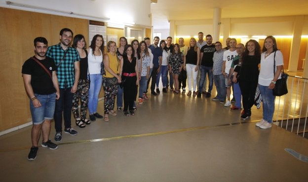 Los aspirantes a Vendimiadores, ayer en el Ayuntamiento, en donde fueron sometidos a las pruebas. :: jonathan herreros