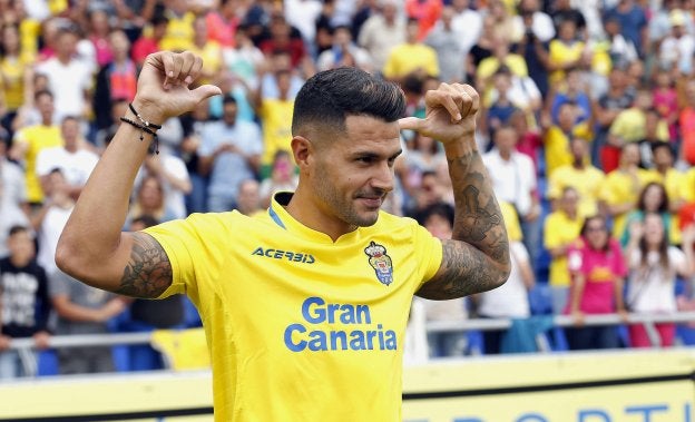 Víctor Machín 'Vitolo' durante su presentación como jugador de la UD Las Palmas. :: efe