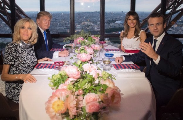 Los matrimonios Macron y Trump cenaron, ayer, en el restaurante Jules Verne de la Torre Eiffel. :: SAUL LOEB / afp