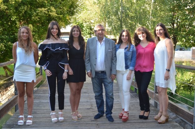 Las candidatas ayer, con Luis Martínez-Portillo. :: i.á.