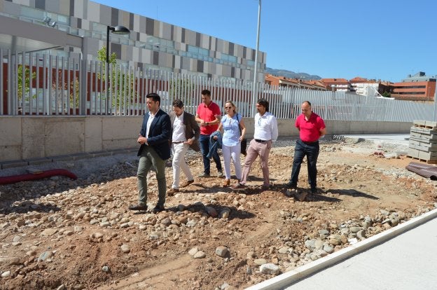 El alcalde visitó ayer las obras acompañado de los arquitectos y de responsables de los trabajos. :: E.P.