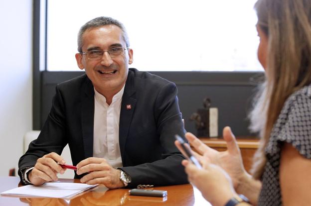 Julio Rubio, rector de la UR, en un momento de la entrevista. :: jonathan herreros