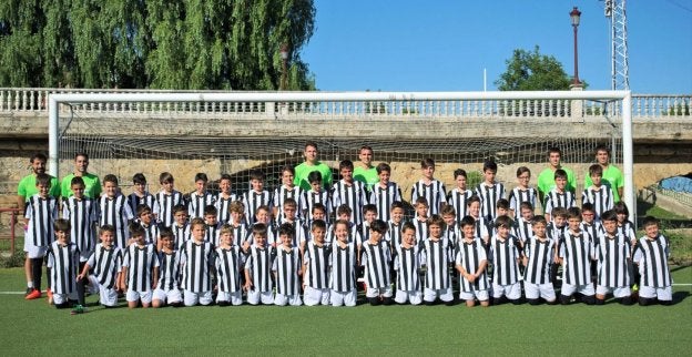 Los jugadores y monitores del quinto Campus del Haro Sport Club posan en El Ferial. :: D.M.A.