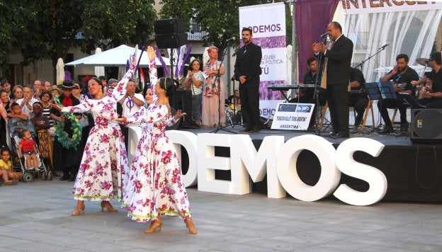 Danzas y música en la Plaza del Mercado. :: Jonathan HERREROS