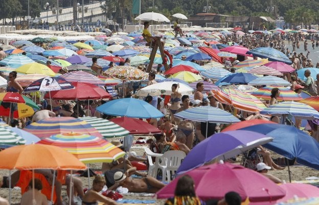 Una playa de Alicante llena de cientos de bañistas durante la ola de calor que azota al país esta semana. :: MORELL / EFE