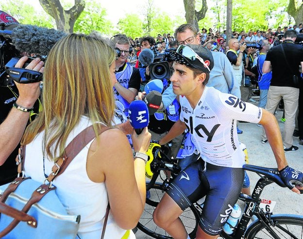 Landa atiende a la prensa antes de la etapa de ayer. :: efe