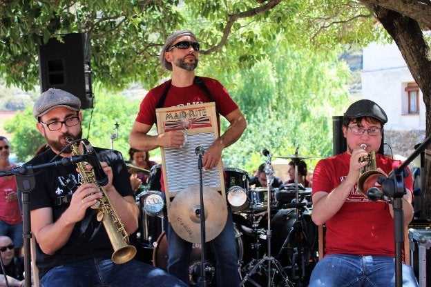 El músico de Crazy Jazzers toca su 'washboard' durante su concierto de ayer en Laguna. :: D.M.A.