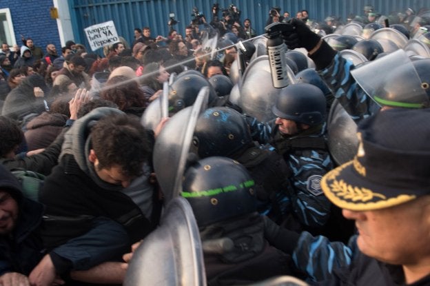 Trabajadores de Pepsico se enfrentan a la policía argentina, el jueves, durante el desalojo de la fábrica. :: Carlos Brigo / efe