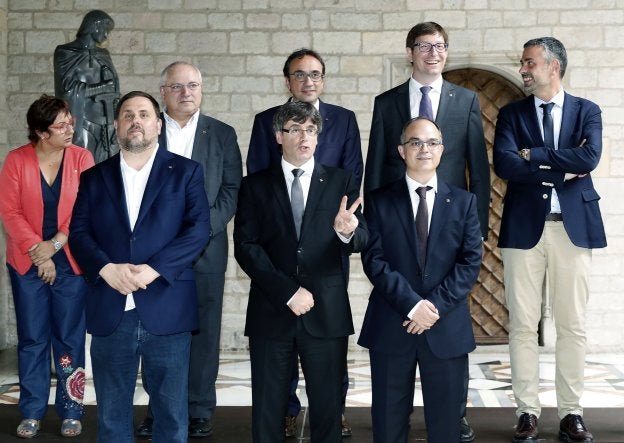 Puigdemont y Junqueras con algunos de los nuevos consejeros del Gobierno tras la toma de posesión del pasado viernes. :: Andreu Dalmau / efe