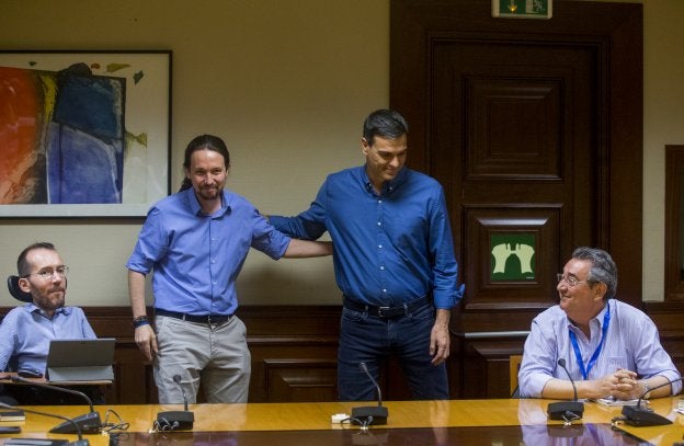 Sánchez e Iglesias se saludan antes de la reunión de ayer en el Congreso. :: Ángel de Antonio