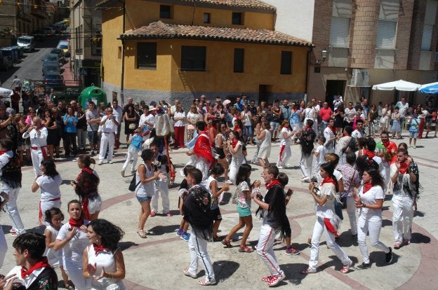 Todo el que quiso pudo bailar La Gaita en la Plaza Escultor Daniel. :: /Sanda Sáinz