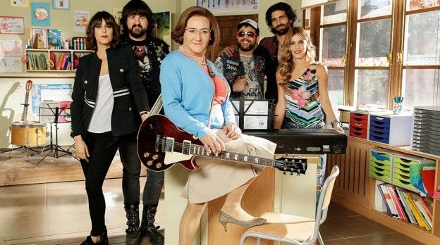 Carlos Santos, caracterizado como Avelina, con sus compañeros de reparto. :: telecinco