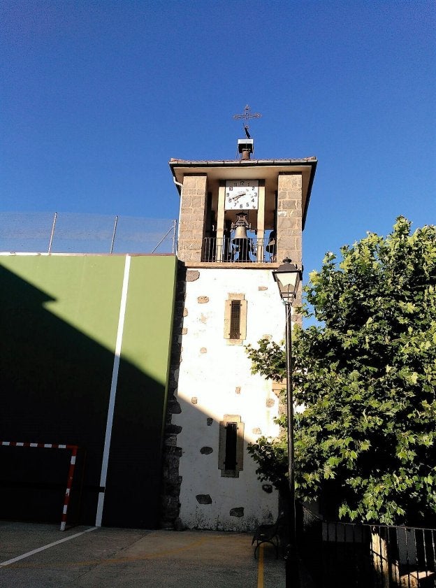 El reloj de Mansilla vuelve a marcar las horas para los vecinos de la localidad serrana. :: L. R.