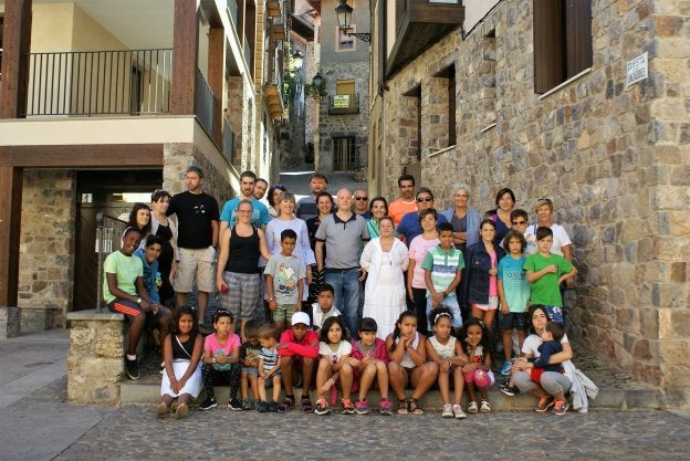 Los niños y sus familias, en la Cuesta de los danzadores. :: F. D.