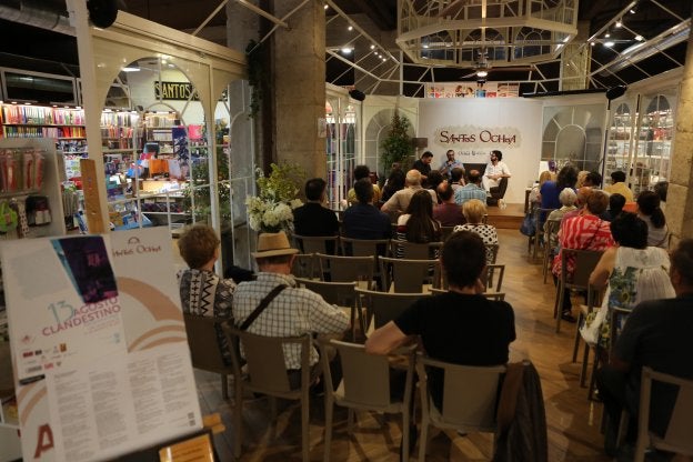 :: SONIA TERCERO'Panorama', de Carlos Bueno Vera, y 'Las detonaciones', de Francisco Daniel Medina, son los últimos libros de estos dos autores que presentaron ayer dentro de la programación de del festival Agosto Clandestino. La presentación tuvo lugar a las siete y media de la tarde en la librería Santos Ochoa, de Logroño. Los asistentes disfrutaron del recital y coloquio de estos dos poetas. La programación del Agosto Clandestino continuará hasta el día 31 de agosto. :: LA RIOJA
